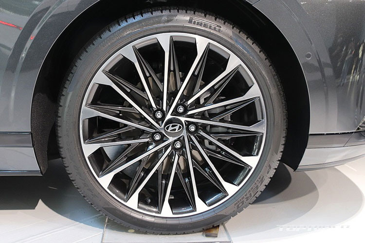 Đằng sau Hyundai Grandeur 2023 là cụm đèn hậu thanh mảnh, nằm vắt ngang đuôi xe giống dải đèn LED định vị ban ngày. Phía trên đèn hậu có cánh gió nhỏ vuốt nhẹ, tích hợp logo của hãng Hyundai. Bên dưới là tem chữ nổi "Grandeur", cản sau gọn gàng, tích hợp đèn phản quang kéo dài và đầu ống xả giấu kín. 