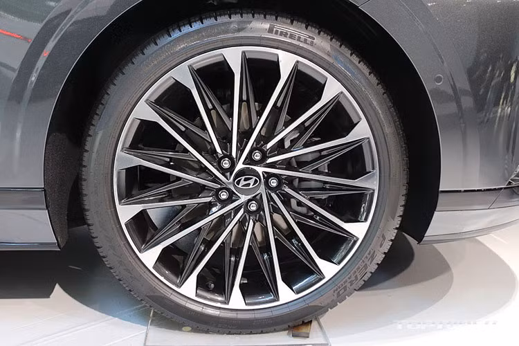 Đằng sau Hyundai Grandeur 2023 là cụm đèn hậu thanh mảnh, nằm vắt ngang đuôi xe giống dải đèn LED định vị ban ngày. Phía trên đèn hậu có cánh gió nhỏ vuốt nhẹ, tích hợp logo của hãng Hyundai. Bên dưới là tem chữ nổi "Grandeur", cản sau gọn gàng, tích hợp đèn phản quang kéo dài và đầu ống xả giấu kín. 