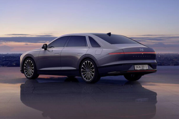 Trang bị an toàn của xe bao gồm 10 túi khí với túi khí ở giữa 2 ghế trước và gói công nghệ Hyundai SmartSense. Gói công nghệ an toàn chủ động này bao gồm những tính năng như hỗ trợ tránh va chạm phía trước, cảnh báo/hỗ trợ tránh va chạm trong điểm mù, hỗ trợ giữ làn đường, hỗ trợ lái xe trên cao tốc, hệ thống kiểm soát hành trình thích ứng dựa trên định vị, hỗ trợ tránh va chạm với phương tiện cắt ngang khi lùi và hỗ trợ tránh va chạm khi mở cửa...