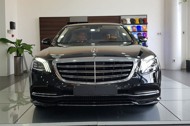 Mặc dù chưa ra mắt chính thức, tuy nhiên những chiếc Mercedes-Benz S450 L 2018 cũng đã bắt đầu xuất hiện tại đại lý chính hãng tại Hà Nội và TP HCM. Theo đó, phiên bản S450 L sẽ thay thế cho dòng S400 trong khi S450 L Luxury cao cấp hơn sẽ thế chỗ cho biến thể S500 L hiện hành.