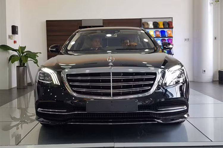 Mặc dù chưa ra mắt chính thức, tuy nhiên những chiếc Mercedes-Benz S450 L 2018 cũng đã bắt đầu xuất hiện tại đại lý chính hãng tại Hà Nội và TP HCM. Theo đó, phiên bản S450 L sẽ thay thế cho dòng S400 trong khi S450 L Luxury cao cấp hơn sẽ thế chỗ cho biến thể S500 L hiện hành.