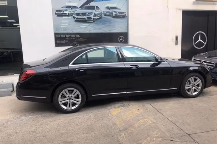 Tại thị trường Việt Nam, phiên bản tiêu chuẩn của Mercedes-Benz S450 sẽ có 2 biến thể bao gồm S450 L 4,2 tỷ đồng và S450 L Luxury giá 4,76 tỷ đồng. Trước đó, phiên bản xe siêu sang Maybach S450 4matic mới cũng đã được bán ra tại Việt Nam đi kèm giá bán hơn 7,2 tỷ đồng.