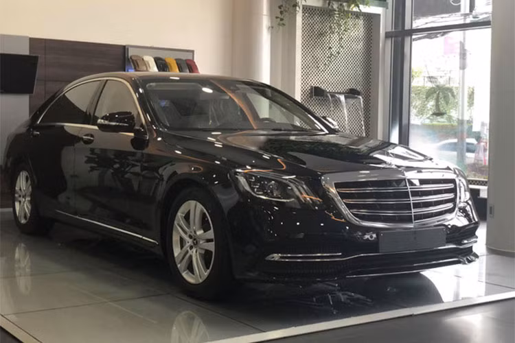 Mercedes-Benz Việt Nam từng dự định sẽ tổ chức sự kiện giới thiệu dòng sedan hạng sang S-Class mới vào ngày 9/12/2017. Tuy nhiên do một số lý do, đến nay thương hiệu xe sang Đức mới có thể "chốt lịch" ra mắt mẫu xe Mercedes-Benz S-Class 2018 vào ngày 8/6/2018 tới đây.