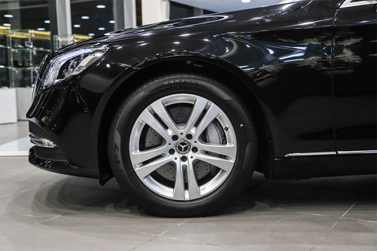 Phiên bản S450 L 2018 tiêu chuẩn sử dụng mâm 5 chấu kép, gương chiếu hậu chỉnh điện tích hợp đèn xi-nhan dạng LED. Cụm đèn hậu dạng LED tái thiết kế, cản sau mới tích hợp chụp ống xả làm từ hợp kim mạ chrome sáng. Xe có kích thước Dài x Rộng x Cao lần lượt là 5.255 x 1.899 x 1.494 mm, chiều dài trục cơ sở 3.165 mm.