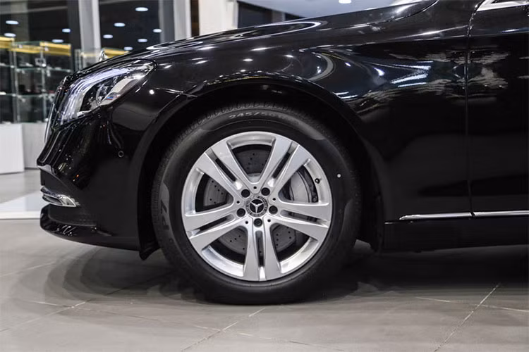 Phiên bản S450 L 2018 tiêu chuẩn sử dụng mâm 5 chấu kép, gương chiếu hậu chỉnh điện tích hợp đèn xi-nhan dạng LED. Cụm đèn hậu dạng LED tái thiết kế, cản sau mới tích hợp chụp ống xả làm từ hợp kim mạ chrome sáng. Xe có kích thước Dài x Rộng x Cao lần lượt là 5.255 x 1.899 x 1.494 mm, chiều dài trục cơ sở 3.165 mm.