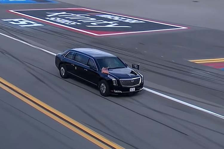 Chiếc limousine Cadillac bọc thép chống đạn của ông Trump đã chạy vài vòng trên đường đua Daytona 500. Chạy đằng sau The Beast 2.0 là đoàn ô tô của Tổng thống Mỹ và những chiếc xe đua tham gia giải Daytona 500. Trong khi đó, máy bay Air Force One bay vòng vòng trên đường đua ở độ cao khoảng 244 m với sự cổ vũ nhiệt tình của đám đông bên dưới.