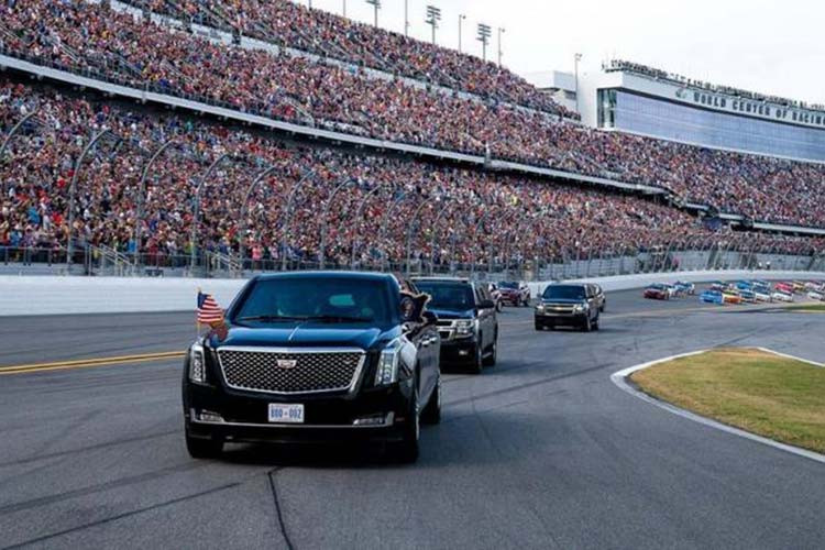 Vào cuối tuần vừa qua, Tổng thống Mỹ Donald Trump đã bất ngờ xuất hiện tại sự kiện mở màn giải đua Daytona 500. Sự xuất hiện của ông Trump được liệt vào sự kiện chính thức của Nhà Trắng. Đáng chú ý là ông Trump đã mang chiếc xe chống đạn The Beast 2.0 và máy bay Air Force One đi cùng với mình đến sự kiện mở màn giải đua rất được yêu thích tại Mỹ này.