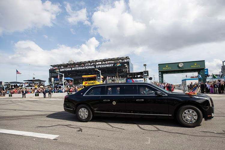 Dù trông như phiên bản kéo dài của CT6 và XTS nhưng chiếc limousine này thực chất lại được phát triển dựa trên khung gầm xe tải hạng nặng GMC TopKick. Do đó, chiếc limousine này sở hữu trọng lượng lên đến 6.804 - 9.071 kg.