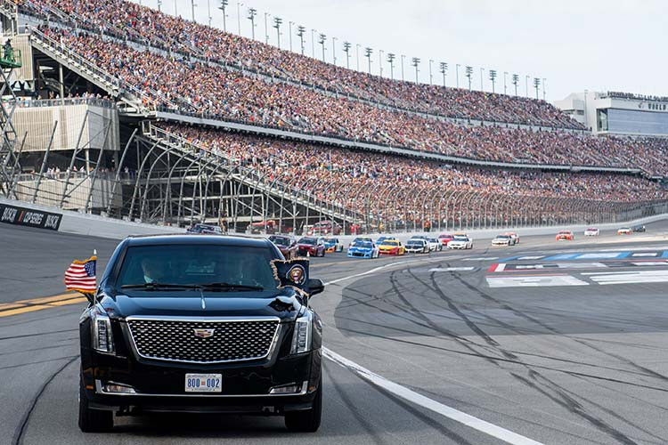 Hiện chưa rõ chiếc limousine này sử dụng động cơ nào. Chỉ chắc chắn rằng, động cơ phải rất mạnh mẽ để kéo "pháo đài di động" này trên đường. Tuy không được hé lộ nhưng công nghệ trên chiếc limousine mới cũng được cho là tiên tiến hơn "người tiền nhiệm".