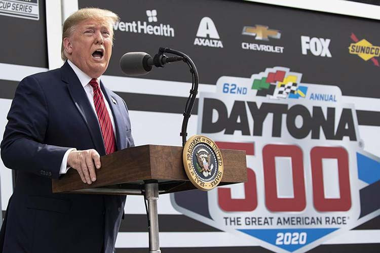 Tương tự "The Beast" cũ, chiếc limousine của Tổng thống Trump cũng được bọc thép bên ngoài. Dự đoán, "pháo đài di động" này cao khoảng hơn 1,8 m và vẫn sử dụng cấu hình ghế 2+3+2 bên trong nội thất.