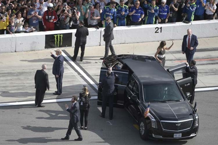 Lần đầu tiên lộ diện vào hồi tháng 9/2018, đây là chiếc limousine mới dành cho ông Trump. Trước khi chiếc xe này được ra mắt, ông Trump vẫn dùng The Beast cũ từng phục vụ người tiền nhiệm Barack Obama. 