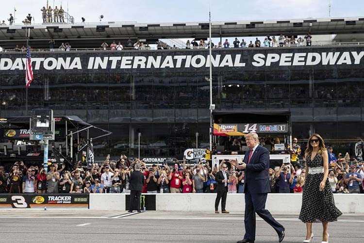 Trong khi đó, lưới tản nhiệt lại cho thấy định hướng thiết kế mới của Cadillac vốn đã lần đầu tiên được giới thiệu trên mẫu xe concept Escala vào năm 2016. Riêng thiết kế bên sườn của chiếc limousine mới được đánh giá là trông cuốn hút hơn xe phục vụ ông Obama.