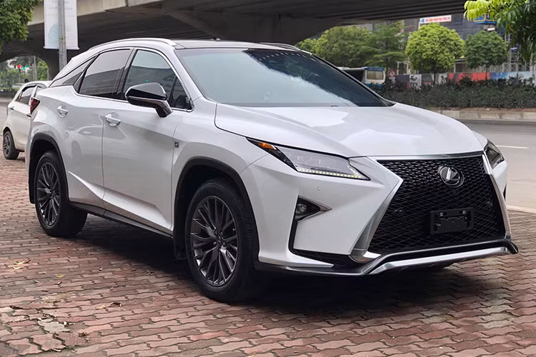 Tại Việt Nam, giá xe Lexus RX 350 F-Sport phân phối theo dạng xe nhập khẩu ở mức sát với 5 tỷ đồng. Mẫu xe này không có phiên bản chính hãng, còn xe bán ra từ Lexus Việt Nam thì các khách hàng chỉ có lựa chọn phiên bản tiêu chuẩn. 