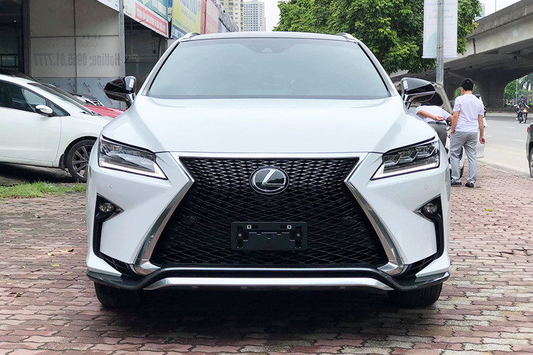 So với phiên bản RX 350 2016 tiêu chuẩn, biến thể Lexus RX 350 F-Sport khác biệt với ngoại hình mang phong cách thể thao hơn được thể hiện thông qua cụm lưới tản nhiệt dạng tổ ong thay vì nan ngang, cản trước thể thao, góc cạnh thể hiện sự mạnh mẽ.