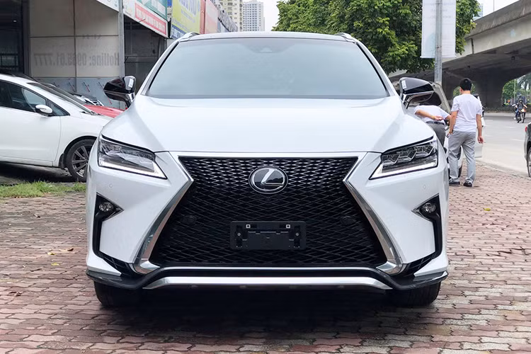So với phiên bản RX 350 2016 tiêu chuẩn, biến thể Lexus RX 350 F-Sport khác biệt với ngoại hình mang phong cách thể thao hơn được thể hiện thông qua cụm lưới tản nhiệt dạng tổ ong thay vì nan ngang, cản trước thể thao, góc cạnh thể hiện sự mạnh mẽ.