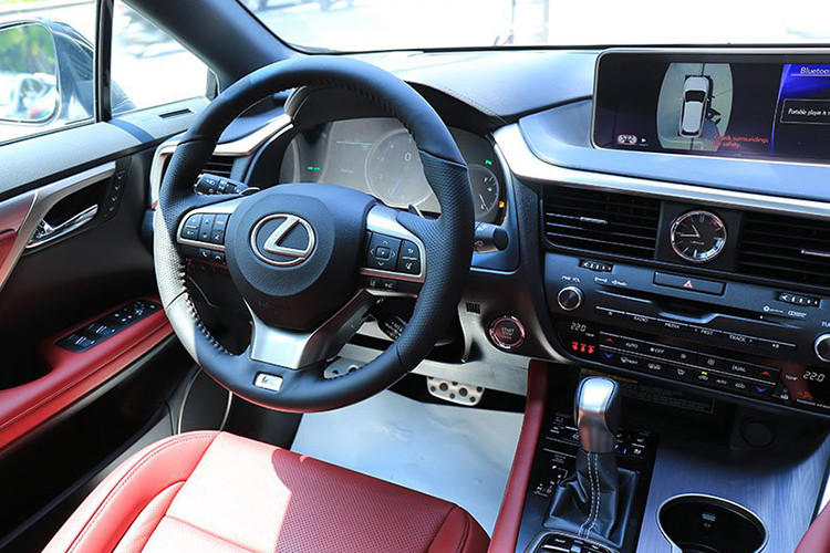 Màn hình cảm ứng kích thước 12.3 inch với độ nét cao được đặt ở vị trí trung tâm của bảng điều khiển. Hệ thống điều hòa 2 vùng độc lập, đi kèm hệ thống kiểm soát S-Flow tân tiến tiết kiệm năng lượng cho phép chỉ điều khiển nhiệt độ tới các vùng có hành khách ngồi. Hệ thống âm thanh vòm cao cấp 15 loa Mark Levinson với công nghệ khôi phục nhạc nén Clari-FiTM tiên tiến, công nghệ chuyển đổi hiệu suất cao Green EdgeTM và UnityTM.