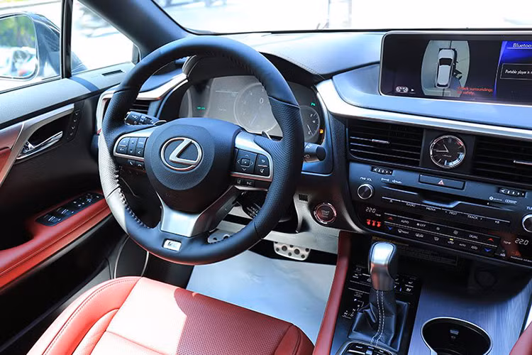 Màn hình cảm ứng kích thước 12.3 inch với độ nét cao được đặt ở vị trí trung tâm của bảng điều khiển. Hệ thống điều hòa 2 vùng độc lập, đi kèm hệ thống kiểm soát S-Flow tân tiến tiết kiệm năng lượng cho phép chỉ điều khiển nhiệt độ tới các vùng có hành khách ngồi. Hệ thống âm thanh vòm cao cấp 15 loa Mark Levinson với công nghệ khôi phục nhạc nén Clari-FiTM tiên tiến, công nghệ chuyển đổi hiệu suất cao Green EdgeTM và UnityTM.