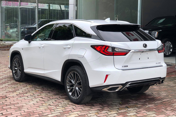 Lexus RX 350 F-Sport vẫn được trang bị khối động cơ V6 3.5 lít có công suất 295 mã lực mô men xoắn cực đại 370 Nm. Hệ thống treo của xe là loại thể thao điều chỉnh khác biệt so với phiên bản tiêu chuẩn. Tất cả giúp cho xe có khả năng tăng tốc từ 0 – 96 km/giờ mất 7,9 giây.