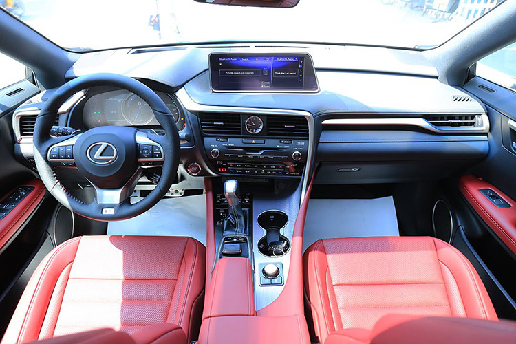 Tiến vào bên trong, nội thất của xe nổi bật với bảng táp lô được trang trí gỗ ốp shimamoku, ghế bọc da semi-aniline cao cấp và các đường viền mạ bạc liền khối mạnh mẽ, mang cùng âm hưởng với vô lăng ba chấu thể thao, màn hình hiển thị thông tin trên kính chắn gió HUD với kích thước lớn. Ghế lái chỉnh điện và nhớ vị trí.