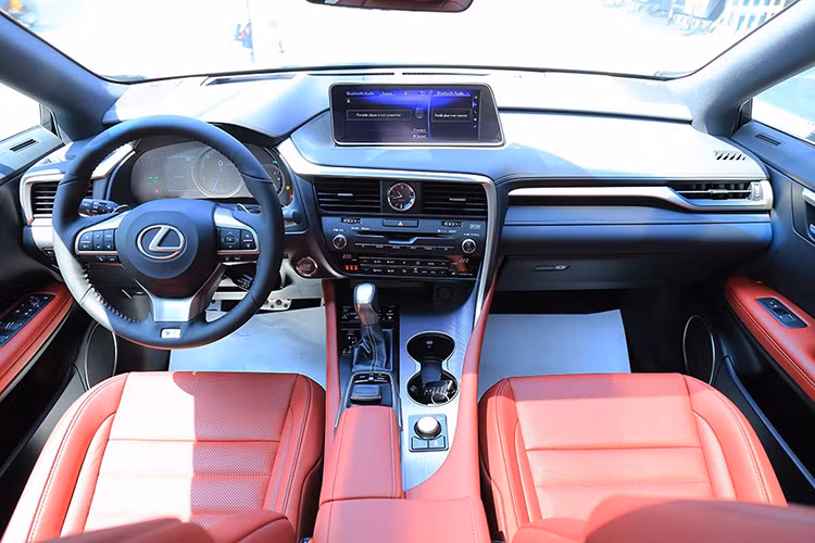 Tiến vào bên trong, nội thất của xe nổi bật với bảng táp lô được trang trí gỗ ốp shimamoku, ghế bọc da semi-aniline cao cấp và các đường viền mạ bạc liền khối mạnh mẽ, mang cùng âm hưởng với vô lăng ba chấu thể thao, màn hình hiển thị thông tin trên kính chắn gió HUD với kích thước lớn. Ghế lái chỉnh điện và nhớ vị trí.