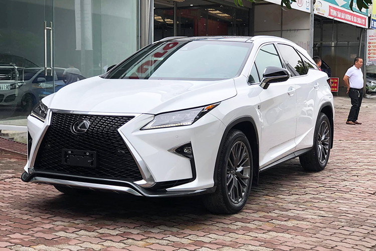 Khác với các phiên bản tiêu chuẩn được bán chính hãng tại Việt Nam của dòng xe sang Lexus RX mới, phiên bản F-Sport được hãng xe sang Nhật Bản chăm chút hơn cho cảm nhận của người lái với các trang bị bổ sung thể thao và cá tính hơn.