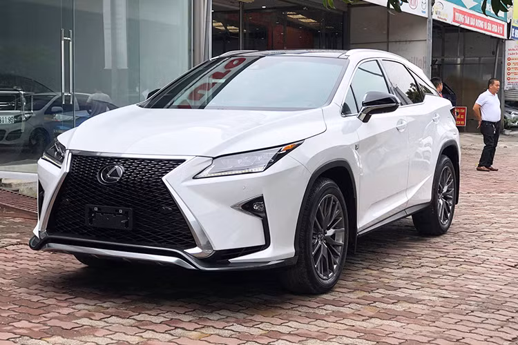 Khác với các phiên bản tiêu chuẩn được bán chính hãng tại Việt Nam của dòng xe sang Lexus RX mới, phiên bản F-Sport được hãng xe sang Nhật Bản chăm chút hơn cho cảm nhận của người lái với các trang bị bổ sung thể thao và cá tính hơn.