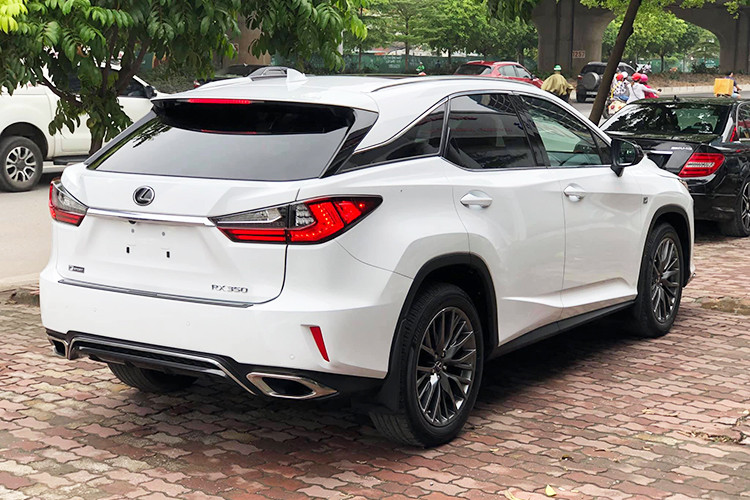 Về ngoại hình, mẫu xe crossover hạng sang Lexus RX350 F-Sport 2019 mới vẫn giữ nguyên thiết kế trẻ trung, ấn tượng. Đây được xem là mẫu xe ăn khách, bán chạy nhất tại thị trường Mỹ chỉ sau Mercedes–Benz.