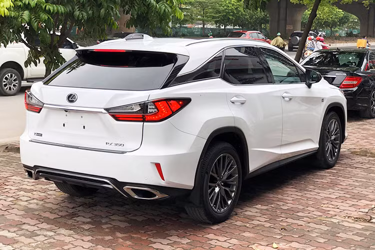 Về ngoại hình, mẫu xe crossover hạng sang Lexus RX350 F-Sport 2019 mới vẫn giữ nguyên thiết kế trẻ trung, ấn tượng. Đây được xem là mẫu xe ăn khách, bán chạy nhất tại thị trường Mỹ chỉ sau Mercedes–Benz.
