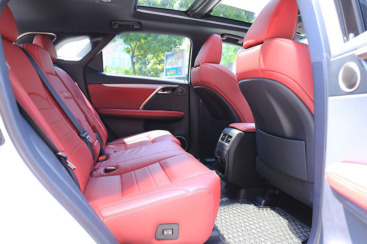 Xe được trang bị cửa sổ trời đóng mở bằng điện, nhưng chỉ có diện tích kéo dài tới hàng ghế trước, ba hàng ghế cũng đáp ứng nhu cầu cho người phía sau, tạo không gian để chân, chiều dài tổng thể được cơi nới hơn 4.3 inch (10 cm) để tạo khoảng không cho người ngồi ở hàng ghế thứ ba...