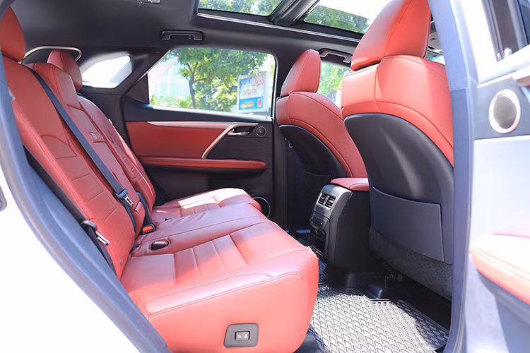 Xe được trang bị cửa sổ trời đóng mở bằng điện, nhưng chỉ có diện tích kéo dài tới hàng ghế trước, ba hàng ghế cũng đáp ứng nhu cầu cho người phía sau, tạo không gian để chân, chiều dài tổng thể được cơi nới hơn 4.3 inch (10 cm) để tạo khoảng không cho người ngồi ở hàng ghế thứ ba...