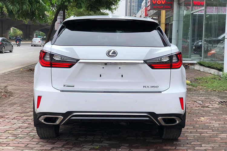 Xe sở hữu đèn chiếu sáng trước sau đều dạng full led, các cửa kính hai bên của xe chạy dọc thân và "vuốt" nhỏ dần về phía cột C, sau đó tiếp tục chạy nối liền với cửa kính hậu đem tới cho xe vẻ đẹp độc đáo.