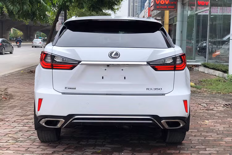 Xe sở hữu đèn chiếu sáng trước sau đều dạng full led, các cửa kính hai bên của xe chạy dọc thân và "vuốt" nhỏ dần về phía cột C, sau đó tiếp tục chạy nối liền với cửa kính hậu đem tới cho xe vẻ đẹp độc đáo.