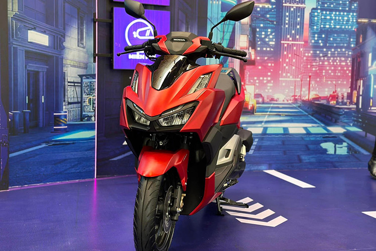 VARIO 160 sở hữu khối động cơ eSP+ 4 van đột phá được thiết kế với hệ thống phun xăng điện tử PGM-FI 4 kỳ, xy lanh đơn, làm mát bằng dung dịch, đạt tiêu chuẩn khí thải Euro 3 - thế hệ động cơ mới nhất hiện đang được áp dụng trên các mẫu xe ga cao cấp của Honda Việt Nam. Đây là bước đột phá trong công nghệ động cơ của Honda, giúp tăng công suất, vận hành êm ái, tiết kiệm nhiên liệu và thân thiện môi trường. 