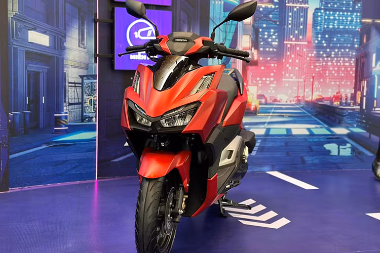 VARIO 160 sở hữu khối động cơ eSP+ 4 van đột phá được thiết kế với hệ thống phun xăng điện tử PGM-FI 4 kỳ, xy lanh đơn, làm mát bằng dung dịch, đạt tiêu chuẩn khí thải Euro 3 - thế hệ động cơ mới nhất hiện đang được áp dụng trên các mẫu xe ga cao cấp của Honda Việt Nam. Đây là bước đột phá trong công nghệ động cơ của Honda, giúp tăng công suất, vận hành êm ái, tiết kiệm nhiên liệu và thân thiện môi trường. 