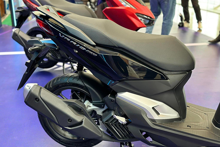 Honda VARIO 160 hoàn toàn mới cũng tự hào là mẫu xe được tích hợp nhiều tiện ích vượt trội và cao cấp, góp phần tạo nên đẳng cấp xứng tầm thương hiệu.2 hộc chứa đồ phía trước rộng rãi, đặc biệt hộc chứa đồ bên trái được thiết kế nắp che chống nước, bên trong tích hợp cổng sạc USB loại A với công suất tối đa là 10,5W (5V – 2,1A) tiện lợi.