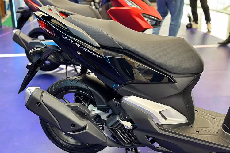 Honda VARIO 160 hoàn toàn mới cũng tự hào là mẫu xe được tích hợp nhiều tiện ích vượt trội và cao cấp, góp phần tạo nên đẳng cấp xứng tầm thương hiệu.2 hộc chứa đồ phía trước rộng rãi, đặc biệt hộc chứa đồ bên trái được thiết kế nắp che chống nước, bên trong tích hợp cổng sạc USB loại A với công suất tối đa là 10,5W (5V – 2,1A) tiện lợi.