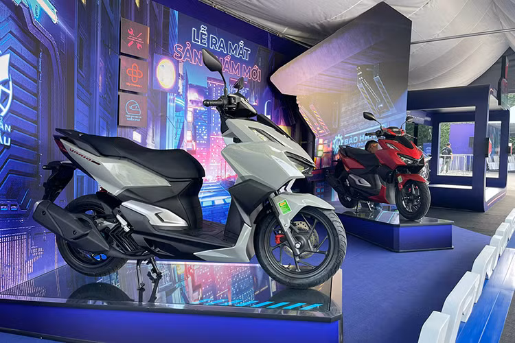 Honda Việt Nam vừa chính thức cho ra mắt mẫu xe ga Honda Vario 160 hoàn toàn mới với kỳ vọng mang lại những trải nghiệm mua sắm và sử dụng dịch vụ khác biệt, ấn tượng cho khách hàng, đáp ứng nhu cầu cao của những bạn trẻ năng động, luôn sống hết mình với đam mê.