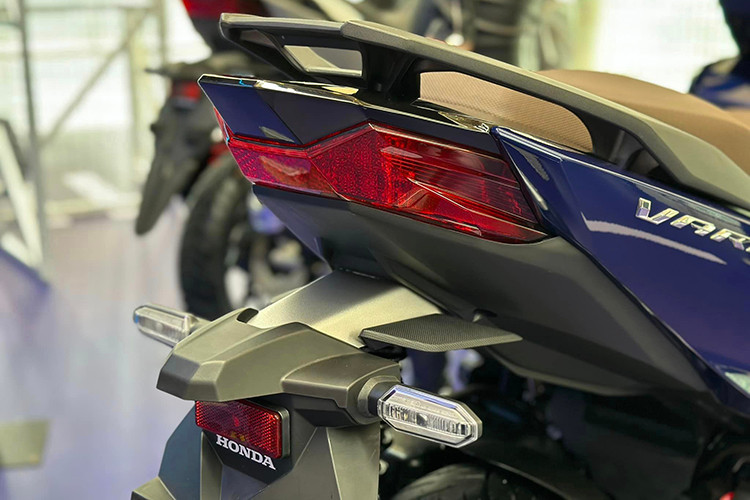 Bên cạnh đó, Công nghệ LED được trang bị đồng bộ cho hệ thống đèn giúp tiết kiệm điện năng và tăng độ nhận diện. Cụm đèn LED phía trước thiết kế tinh xảo, đèn định vị ban ngày được tách rời tạo dấu ấn riêng biệt. Đèn hậu nằm gọn phía đuôi xe với hiệu ứng 3D và đèn xi nhan sau tách rời tạo liên tưởng đến những mẫu xe phân khối lớn.