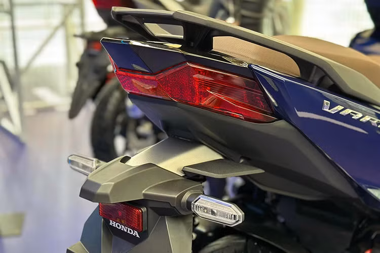 Bên cạnh đó, Công nghệ LED được trang bị đồng bộ cho hệ thống đèn giúp tiết kiệm điện năng và tăng độ nhận diện. Cụm đèn LED phía trước thiết kế tinh xảo, đèn định vị ban ngày được tách rời tạo dấu ấn riêng biệt. Đèn hậu nằm gọn phía đuôi xe với hiệu ứng 3D và đèn xi nhan sau tách rời tạo liên tưởng đến những mẫu xe phân khối lớn.