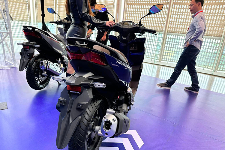 Phiên bản Tiêu chuẩn và Cao cấp sử dụng hệ thống phanh kết hợp (CBS). Hệ thống chống bó cứng phanh (ABS) cho bánh trước được trang bị trên Phiên bản Thể thao và Phiên bản Đặc biệt. VARIO 160 được trang bị bộ lốp lớn và dày giúp tăng khả năng bám đường cùng sự ổn định khi vận hành. Kích thước lốp lớn (100/80-14 cho bánh trước và 120/70-14 cho bánh sau) kết hợp với bộ mâm đúc hình chữ Y.