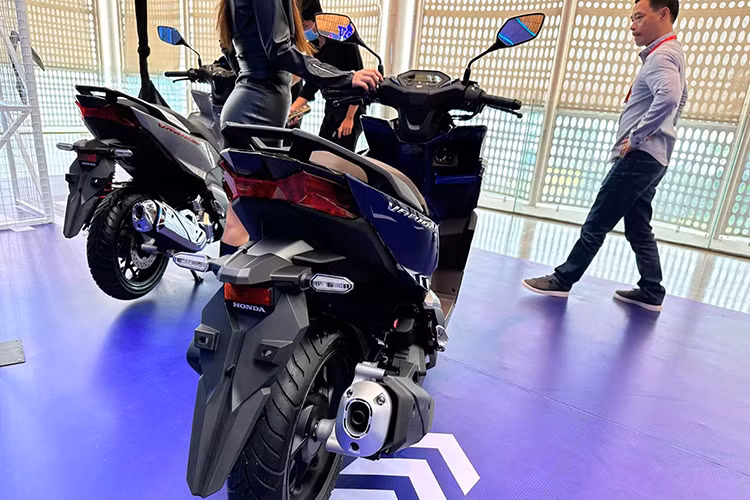 Phiên bản Tiêu chuẩn và Cao cấp sử dụng hệ thống phanh kết hợp (CBS). Hệ thống chống bó cứng phanh (ABS) cho bánh trước được trang bị trên Phiên bản Thể thao và Phiên bản Đặc biệt. VARIO 160 được trang bị bộ lốp lớn và dày giúp tăng khả năng bám đường cùng sự ổn định khi vận hành. Kích thước lốp lớn (100/80-14 cho bánh trước và 120/70-14 cho bánh sau) kết hợp với bộ mâm đúc hình chữ Y.