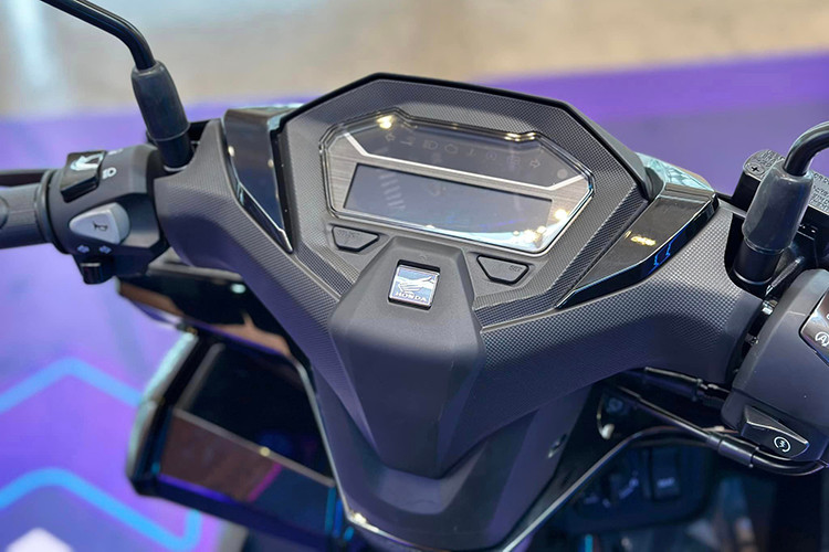 Mặt đồng hồ của VARIO 160 được hiển thị bởi màn LCD kỹ thuật số, thiết kế khoa học, dễ dàng quan sát đầy đủ thông tin. Bên cạnh các thông tin cơ bản (tốc độ, báo xăng, đồng hồ), VARIO 160 còn thể hiện thêm các chỉ số khác như hành trình, mức tiêu hao nhiên liệu trung bình, ắc quy, báo thay dầu máy định kỳ và đèn báo động chống trộm,...