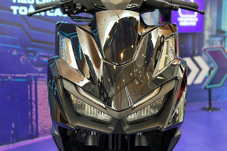 Về ngoại hình, Honda Vario 2023 mới sở hữu kích thước dài x rộng x cao lần lượt 1.929 x 679 x 1.088 mm, tương đương Honda Air Blade đang bán chính hãng, nhưng nhỏ hơn đối thủ Yamaha NVX là 1.990 x 700 x 1.125 mm). Thiết kế sàn để chân dạng phẳng, chiều rộng lên tới 422mm tạo sự thoải mái và tiện nghi trong di chuyển hàng ngày. 