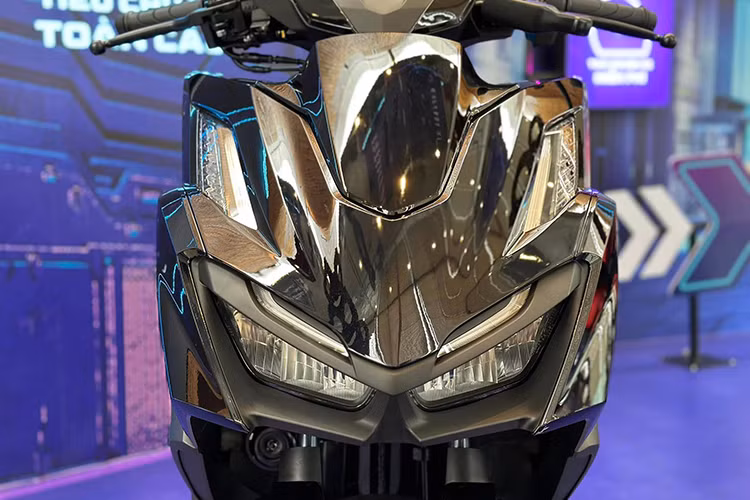 Về ngoại hình, Honda Vario 2023 mới sở hữu kích thước dài x rộng x cao lần lượt 1.929 x 679 x 1.088 mm, tương đương Honda Air Blade đang bán chính hãng, nhưng nhỏ hơn đối thủ Yamaha NVX là 1.990 x 700 x 1.125 mm). Thiết kế sàn để chân dạng phẳng, chiều rộng lên tới 422mm tạo sự thoải mái và tiện nghi trong di chuyển hàng ngày. 