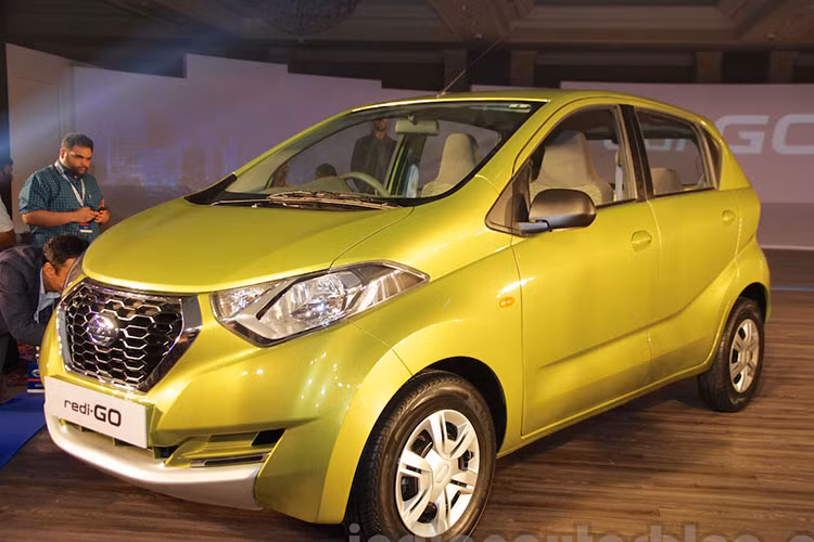 Datsun Redi-GO hiện đang được phân phối tại thị trường Ấn Độ với mức giá dao động từ 238.900 INR (khoảng 80 triệu đồng) đến 334.399 INR (khoảng 111 triệu đồng) cho từng phiên bản. Mặc dù chỉ mới bán ra trong tháng 6 này nhưng mẫu xe này đã đạt kỷ lục với 4927 xe bán ra.