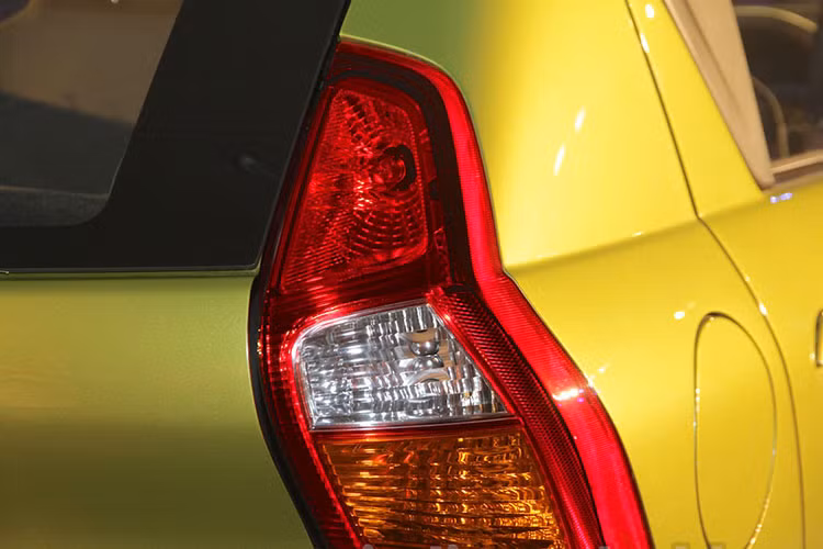 Theo thông số kỹ thuật, Datsun redi-GO sở hữu chiều cao gầm lên đến 185 mm - nó được đại diện của hãng xe này trong buổi ra mắt khẳng định là lớn nhất trong phân khúc xe hơi cỡ nhỏ đang có trên thị trường hiện nay.