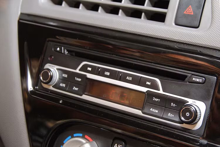 Xe sử dụng động cơ xăng 0.8 lít với công nghệ i-SAT, 3 xi-lanh, sản sinh công suất 54 mã lực tại 5.678 vòng/phút và mô-men xoắn cực đại 72 Nm mô-men xoắn tại 4.386 vòng/phút. Động cơ đi kèm cùng hộp số sàn 5 cấp.