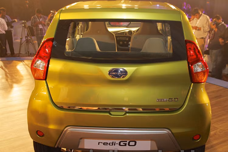 Phía sau của Datsun redi-GO là cửa mở khoang hành lý được thiết kế khá gồ ghề, đi kèm đèn hậu dạng đèn sợi đốt thông thường. Bên dưới là cản va có tấm ốp màu bạc tương tự trên đầu xe, mang đến thiết kế rắn chắc hơn cho mẫu xe cỡ nhỏ cá tính này.