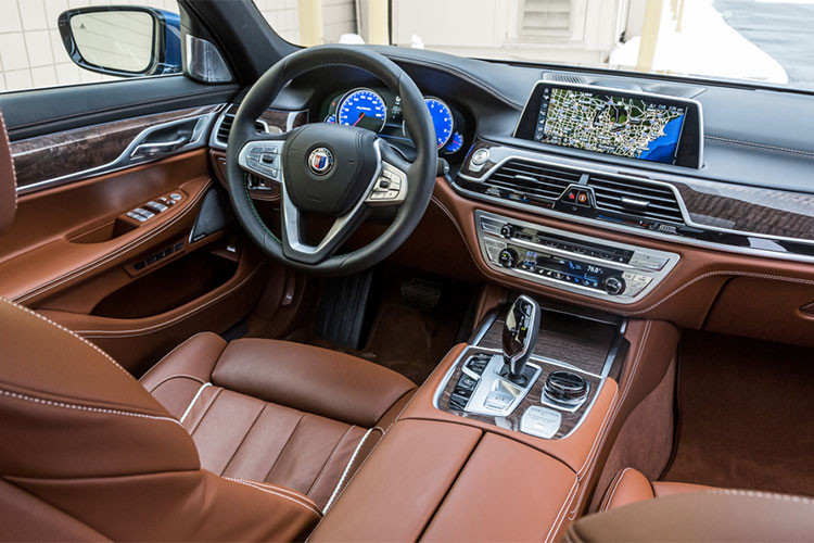 Bên trong, tông màu tối vẫn tiếp tục được sử dụng với nội thất bọc da Merino màu đen của bộ phận cá nhân hóa BMW Individual, vô-lăng Alpina, tựa đầu dập logo Alpina và thảm trải sàn trang trí bởi những đường nét màu xám đậm. Các trang bị bên trong cabin vẫn được giữ nguyên so với các phiên bản Alpina thông thường.