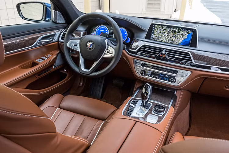 Bên trong, tông màu tối vẫn tiếp tục được sử dụng với nội thất bọc da Merino màu đen của bộ phận cá nhân hóa BMW Individual, vô-lăng Alpina, tựa đầu dập logo Alpina và thảm trải sàn trang trí bởi những đường nét màu xám đậm. Các trang bị bên trong cabin vẫn được giữ nguyên so với các phiên bản Alpina thông thường.